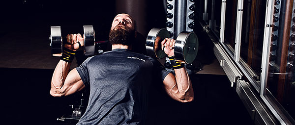 Skal man squeeze musklen når man træner?